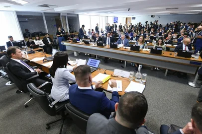 ComissÃ£o Parlamentar Mista de InquÃ©rito dos Atos de 8 de Janeiro de 2023 (CPMI - 8 de Janeiro).1Âª parte: ReuniÃ£o para ouvir o ex-diretor da PolÃ­cia RodoviÃ¡ria Federal (PRF).2Âª parte: ApreciaÃ§Ã£o de requerimentos.A CPMI Ã© formada por 16 senadores e 16 deputados federais titulares, com igual nÃºmero de suplentes de cada Casa e vai investigar a invasÃ£o e depredaÃ§Ã£o das sedes dos TrÃªs Poderes em BrasÃ­lia.  Mesa:advogado Marcelo Rodrigues;advogado Eduardo Pedro Nostrani SimÃ£o;ex-diretor da PolÃ­cia RodoviÃ¡ria Federal, Silvinei Vasquez;relator da CPMI do 8 de Janeiro, senadora Eliziane Gama (PSD-MA);presidente da CPMI do 8 de Janeiro, deputado Arthur Maia (UniÃ£o-BA).Bancada:senador EsperidiÃ£o Amin (PP-SC);senadora Soraya Thronicke (UniÃ£o-MS); deputada Jandira Feghali (PCdoB-RJ);senador Jaime Bagattoli (PL-RO); senador FlÃ¡vio Bolsonaro (PL-RJ).;senador RogÃ©rio Carvalho (PT-SE).Foto: Edilson Rodrigues/AgÃªncia Senado<!-- NICAID(15461342) -->