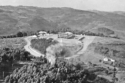 Livro Fenavinho - Mais do uma Festa resgata a trajetória do evento desde a primeira edição, em 1967, em Bento Gonçalves. Obra é assinada pelos autores Fabiano Mazzotti e Itacyr Giacomello e tem lançamento nesta segunda (16), às 17h, integrando a programação da 20ª edição do evento.Legenda: visão frontal do Parque da Fenavinho, com o pavilhão central erguido para a exposição industrial de 1967.<!-- NICAID(16058978) -->