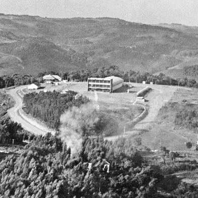 Livro Fenavinho - Mais do uma Festa resgata a trajetória do evento desde a primeira edição, em 1967, em Bento Gonçalves. Obra é assinada pelos autores Fabiano Mazzotti e Itacyr Giacomello e tem lançamento nesta segunda (16), às 17h, integrando a programação da 20ª edição do evento.Legenda: visão frontal do Parque da Fenavinho, com o pavilhão central erguido para a exposição industrial de 1967.<!-- NICAID(16058978) -->