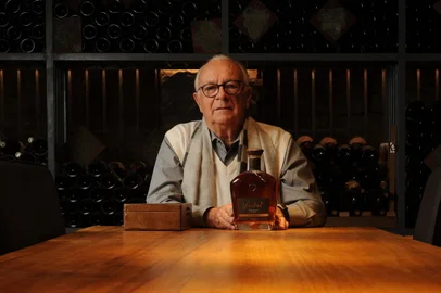 PINTO BANDEIRA, RS, BRASIL (18/05/2021)Vinícola Don Giovanni, em Pinto Bandeira (VRS 805 - Linha Amadeu - Km 12), para fotografar o fundador do local Ayrton Giovanni, que completou 80 anos. Para celebrar a data ele ganhou um brandy envelhecido, que leva o seu nome.<!-- NICAID(14786142) -->