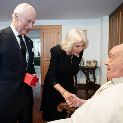 10/04/05: Vaticano publica foto do papa Francisco ao lado de Charles e Camilla
