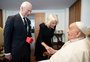 Vaticano publica foto do papa Francisco ao lado de rei Charles e Camilla