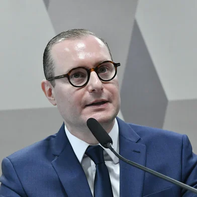 Comissão de Constituição, Justiça e Cidadania (CCJ) sabatina de indicado para ministro do Supremo Tribunal Federal (STF). À mesa, em pronunciamento, indicado para ministro do Supremo Tribunal Federal (STF), advogado Cristiano Zanin. Foto: Geraldo Magela/Agência SenadoLocal: BrasÃ­liaIndexador: Geraldo MagelaFonte: AgÃªncia SenadoFotógrafo: g<!-- NICAID(15462302) -->