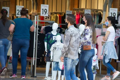 Vendas para o Dia das Mães superam em 21% expectativa para a data em Caxias do SulLevantamento da CDL Caxias aponta crescimento surpreendente frente a 2020. O aumento do tíquete médio também foi identificado, chegando a R$ 220. Melhora no quadro da pandemia, chegada do frio, tempo bom e intensificação de ações promocionais foram determinantes para o resultado As vendas para o Dia das Mães surpreendeu positivamente o comércio caxiense neste ano. Um levantamento realizado pelo Núcleo de Informações de Mercado da CDL Caxias do Sul, com lojas associadas à entidade - localizadas no Centro e shoppings -, identificou que o desempenho de 2021 superou em 21,21% o resultado do ano anterior e empatou com as comercializações para a data em 2019, quando ainda não havia pandemia. O indicador ficou acima do apurado na Pesquisa de Intenção de Compras, que previa uma estagnação com 2020, mas que poderia chegar a um crescimento de, no máximo, 10%, conforme o índice de confiança dos consumidores no momento da aquisição. A amostragem também identificou que o tíquete médio previsto para a segunda principal data do comércio caxiense ficou cerca de 20% a mais do que o esperado, com investimento entre R$ 210 e R$ 220 em presente(s). Segundo as lojas entrevistadas, o movimento maior foi entre sexta-feira (7) e sábado (8), véspera do Dia das Mães, que combinaram, ainda, com os dias de pagamento dos salários da maior parte da população.<!-- NICAID(14781284) -->