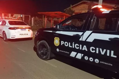 Dois homens identificados como Wilson dos Reis, de 71 anos, e Edinilson dos Reis, de 33, foram mortos a tiros na noite deste sábado, em Vacaria. O crime ocorreu em uma residência na Rua Frei Cândido Maria Bampi, bairro Vista Alegre. Eles eram pai e filho. <!-- NICAID(15502552) -->