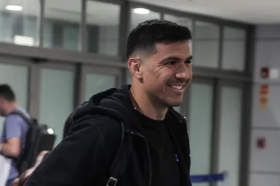 PORTO ALEGRE, RS, BRASIL, 24-07-2025: Novo reforço do Grêmio, o paraguaio Fabian Balbuena, desembarca em Porto Alegre na tarde de Quinta-feira. Foto: Renan Mattos / Agência RBS<!-- NICAID(16087524) -->