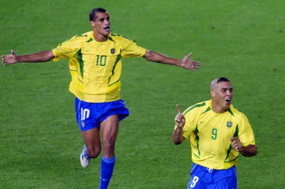 WC2002-MATCH64Brazil's midfielder Rivaldo (10) and forward Ronaldo celebrate his second goal during the final match of the 2002 FIFA World Cup Korea Japan at International Stadium Yokohama 30 June, 2002, in Yokohama, Japan. Brazil won the final 2-0 against Germany. AFP PHOTO/ODD ANDERSEN (Photo by ODD ANDERSEN / AFP)Editoria: SPOLocal: YokohamaIndexador: ODD ANDERSENSecao: soccerFonte: AFP<!-- NICAID(15131382) -->