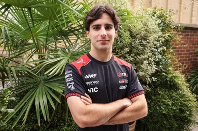 Reprodução / Haas F1 Team LONDON, ENGLAND - OCTOBER 15: Rafael Camara of Brazil and Haas F1 poses for a portrait at Mandarin Oriental Mayfair on October 15, 2026 in London, England.<!-- NICAID(16388870) -->