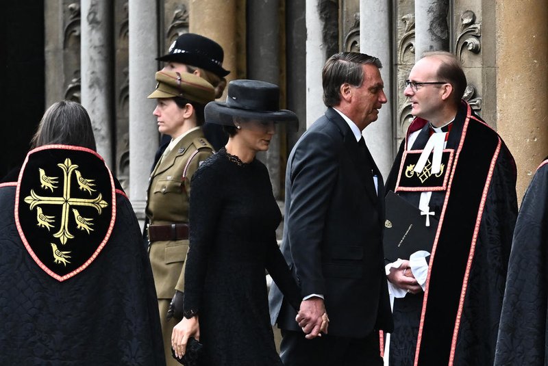 Brazil's President Jair Bolsonaro (R) and his wife Michelle Bolsonaro arrive at Westminster Abbey in London on September 19, 2022, for the State Funeral Service for Britain's Queen Elizabeth II. - Leaders from around the world will attend the state funeral of Queen Elizabeth II. The country's longest-serving monarch, who died aged 96 after 70 years on the throne, will be honoured with a state funeral on Monday morning at Westminster Abbey. (Photo by Marco BERTORELLO / AFP)Editoria: HUMLocal: LondonIndexador: MARCO BERTORELLOSecao: imperial and royal mattersFonte: AFPFotógrafo: STF<!-- NICAID(15209906) -->