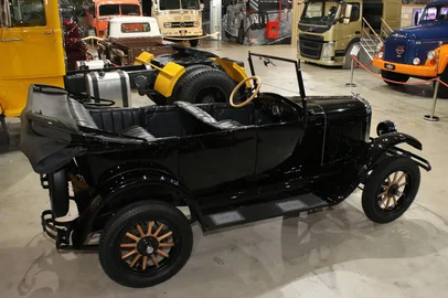 Chevrolet 1924, comprado em 1925 por João Vontobel. Pertence à família Vontobel. Está em exposição no  American Old Trucks.<!-- NICAID(16009155) -->