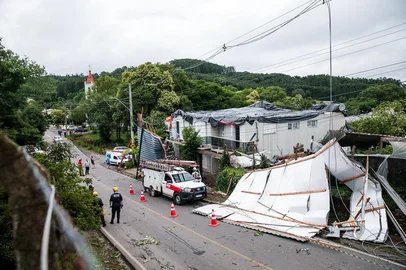 Temporal provoca destelhamentos em moradias e escola no interior de FarroupilhaDanos se concentraram na comunidade de Vila Rica, onde seis famílias estão desalojadas, segundo a Defesa Civil Regional<!-- NICAID(16192978) -->