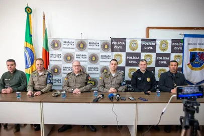 Coletiva do primeiro latrocínio de Caxias do Sul em 2023. D-E, Delegado Rodrigo Kegler pela Regional, Luciano Righes da Draco, Comandante Ricardo Vargas, Major Giovani de Farroupilha, sub de Caxias Major Chesani, Major Wagner Carvalho pelo CRPO Serra<!-- NICAID(15523862) -->