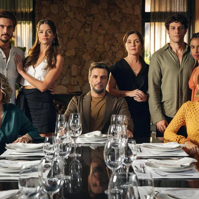 Berta (Eliane Giardini), RudÃ¡ (Nicolas Prattes), Luma (Agatha Moreira), Molina (Rodrigo Lombardi), MÃ©rcia (Adriana Esteves), Mavi (Chay Suede), Viola (Gabz) e Ãsis (Mariana Ximenes).<!-- NICAID(15833629) -->