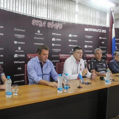 Reapresentação do Caxias com entrevista do presidente Roberto de Vargas, do conselheiro Neco Argenta, do vice de futebol José Caetano Setti e do técnico Luizinho Vieira.<!-- NICAID(15926983) -->