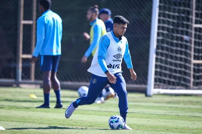 Arezo durante treino do grêmio <!-- NICAID(16029378) -->
