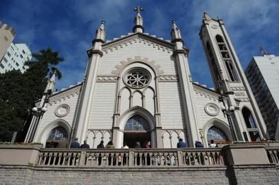 CAXIAS DO SUL, RS, BRASIL, 15/04/2022. Movidos pela fé, milhares de fiéis da Igreja Católica se uniram em procissão pelas ruas do centro de Caxias do Sul nesta sexta-feira (15). (Bruno Todeschini/Agência RBS)<!-- NICAID(15070232) -->