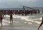 Helicóptero cai na praia de Canasvieiras, em Florianópolis, e deixa três pessoas feridas