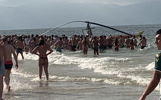 **A PEDIDO DE LAURA BECKER**Helicóptero cai na praia de Canasvieiras, em Florianópolis, e deixa três pessoas feridas<!-- NICAID(14994044) -->