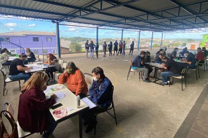 Regularização Fundiária: Equipes da SMU cadastram moradores do núcleo habitacional MarumbiFamílias compareceram nesse sábado (29) na escola Basílio Tcacenco para preencher a documentação Equipes da Secretaria Municipal do Urbanismo (SMU) estiveram, nesse sábado (29/01), na escola municipal Basílio Tcacenco para dar seguimento na regularização fundiária do núcleo habitacional Marumbi. Esse é o primeiro loteamento deste ano em área pública que está sendo regularizado com base no programa Esse Terreno é Meu. A prefeita em exercício, Paula Ioris, acompanhou o cadastramento das famílias.Em outubro de 2021, foram apresentados à comunidade os encaminhamentos que fazem parte do processo de regularização fundiária do núcleo composto por 40 lotes. O cadastramento socioeconômico dos moradores é uma das etapas.Conforme o titular da pasta, João Uez, o processo de regularização da área está bastante avançado. “O levantamento topográfico do local já foi entregue pela empresa Ambiterra e o projeto urbanístico foi iniciado. Além disso, o promotor Adrio Gelatti tem sido peça fundamental para o andamento de todo esse processo”, explica.Após a compilação de dados das famílias o Município irá instaurar o procedimento de ReUrb para a área, conforme prevê a Lei Municipal nº 657, de agosto de 2021.Segundo Uez, a estimativa é de que ainda no primeiro semestre de 2022 os primeiros títulos de propriedade sejam entregues aos moradores, após uma espera de mais de 20 anos<!-- NICAID(15002414) -->