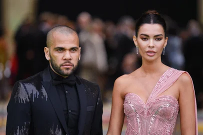 Brazilian footballer Dani Alves (L) and his wife Joana Sanz (R) arrive on the green carpet to attend the inaugural Earthshot Prize awards ceremony at Alexandra Palace in London on October 17, 2021. - The Earthshot Prize honours five inaugural winners with an award of  £1 million ($1.4 million, 1.2 million euros) each to pursue solutions to the world's greatest environmental problems at a glitering gala ceremony. Prince William, Duke of Cambridge, launched the prestigious Earthshot Prize in October 2020 and hopes that the event will help propel the fight against climate change leading up to the COP26 summit in Scotland, calling those on the shortlist "innovators, leaders and visionaries". (Photo by JUSTIN TALLIS / AFP)Editoria: HUMLocal: LondonIndexador: JUSTIN TALLISSecao: imperial and royal mattersFonte: AFPFotógrafo: STF<!-- NICAID(15329930) -->