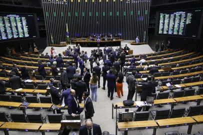 O PL, partido de Jair Bolsonaro, entrou em obstrução total na Câmara dos Deputados nesta terça-feira (1º), após a falta de um sinal positivo para tramitar o projeto de lei da anistia aos presos do 8 de Janeiro. O resultado já refletiu nos colegiados da Casa — a Comissão de Constituição e Justiça (CCJ), a mais importante de todas, teve a sessão cancelada.<!-- NICAID(16007945) -->