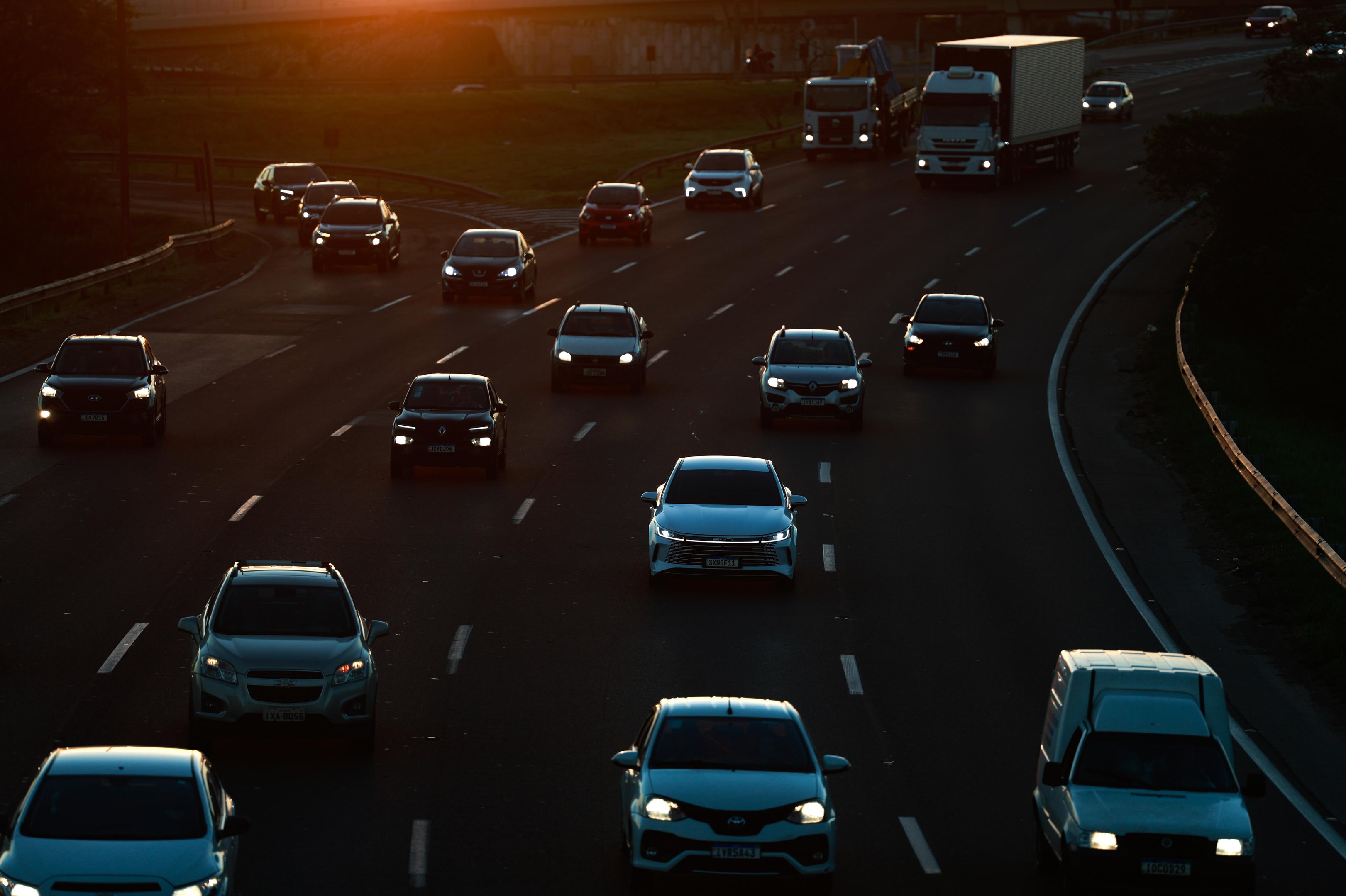 Como est&aacute; o tr&acirc;nsito na sa&iacute;da para o Litoral; siga ao vivo