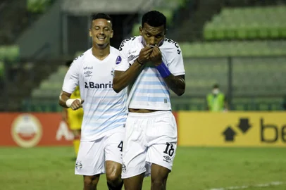 Brazil's Gremio Leo Chu celebrates after scoring against Venezuela's Aragua during the Copa Sudamericana football tournament group stage match at the UCV Olympic Stadium in Caracas, on May 20, 2021. (Photo by MANAURE QUINTERO / POOL / AFP)Editoria: SPOLocal: CaracasIndexador: MANAURE QUINTEROSecao: soccerFonte: POOLFotógrafo: STR<!-- NICAID(14789041) -->