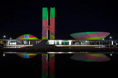 Congresso Iluminado - Bandeira do Rio Grande do SulFachada do Congresso Nacional recebe projeção da bandeira do Rio Grande do Sul em alerta e solidariedade ao povo gaúcho pela gravidade das enchentes no estado e pela aprovação do decreto de calamidade pública no Plenário do Senado. Foto: Jonas Pereira/Agência SenadoLocal: BrasÃ­liaIndexador: Jonas PereiraFonte: AgÃªncia SenadoFotógrafo: jp<!-- NICAID(15759195) -->