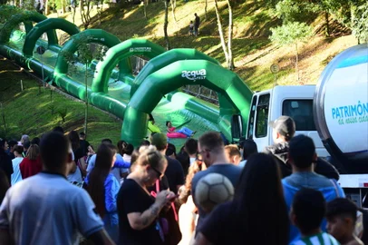 Com a trégua da chuva na tarde deste domingo (26), milhares de caxienses foram ao Parque dos Macaquinhos participar do segundo dia do 1º Acqua Fest. Segundo o Serviço Autônomo Municipal de Água e Esgoto (Samae), que organizou o evento, 27 mil pessoas prestigiaram o festival ao longo deste final de semana, e foi arrecadado pelo menos meia tonelada de alimentos não-perecíveis, que eram solicitados como ingresso do evento. A celebração, que teve início às 11h30 de sábado (25) e se estendeu até as 18h de domingo, foi realizada em função do dia mundial da água, comemorado no dia 22 de março. A principal atração foi o toboágua de 150 metros de comprimento, instalado a partir da entrada do parque na rua Alberto Chaves.<!-- NICAID(15386016) -->