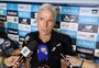 "É um problema": Luís Castro projeta defesa do Grêmio contra o Bahia após "perder" zagueiros