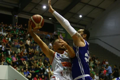 CAXIAS DO SUL, RS, BRASIL, 01/12/2025. Caxias do Sul Basquete x Cruzeiro, jogo válido pela 13ª rodada do Novo Basquete Brasil - NBB 2025/2026 - realizado no ginásio do Sesi. (Porthus Junior/Agência RBS)Indexador: Porthus Junior<!-- NICAID(16177980) -->