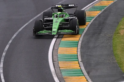 Kick Sauber's Brazilian driver Gabriel Bortoleto competes during the Australian Formula One Grand Prix at Albert Park Circuit in Melbourne on March 16, 2025. (Photo by WILLIAM WEST / AFP) / -- IMAGE RESTRICTED TO EDITORIAL USE - STRICTLY NO COMMERCIAL USE --<!-- NICAID(15996462) -->