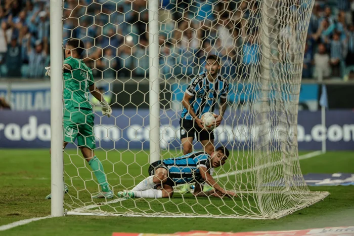 Tricolor ainda teve um gol anulado por conta de impedimento de Cristaldo.