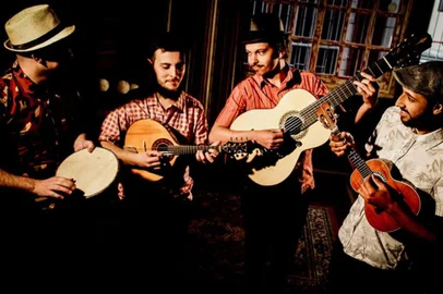 Conjunto Descendo a Serra, de Caxias do Sul, visa difundir o Choro, gênero genuinamente brasileiro. O gurpo é formado por João Seben (bandolim), Ezequiel Duarte (violão 7 cordas), Felipe de Moraes (cavaquinho) e Eduardo Arruda (pandeiro).<!-- NICAID(14433798) -->