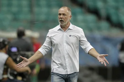 Brazil's Bahia coach Mano Menezes gestures during the Copa Sudamericana quarterfinal football match between Brazil's Bahia and Argentina's Defensa y Justicia at the Fonte Nova Arena in Salvador, Brazil, on December 9, 2020. (Photo by Arisson MARINHO / AFP)Editoria: SPOLocal: SalvadorIndexador: ARISSON MARINHOSecao: soccerFonte: AFPFotógrafo: STR<!-- NICAID(15072533) -->