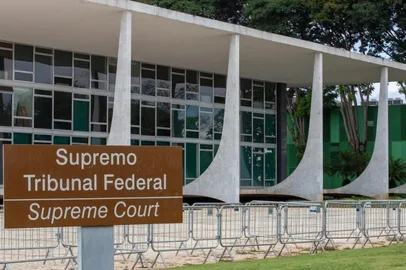 Prédio do STF volta a ter grades após atentado terrorista na praça dos três poderes, explosões, supremo tribunal federal<!-- NICAID(15914389) -->