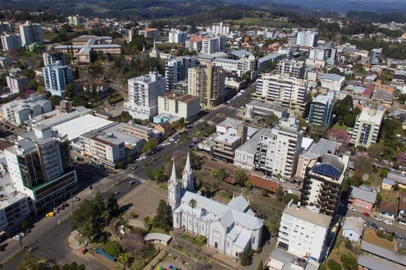 Com mais de 15% da população acima dos 60 anos e eleita pela Organização Municipal da Saúde (OMS) como a Cidade Amiga do Idoso, Veranópolis não entrou na onda dos municípios da Serra que liberaram o uso da máscara em locais fechados e segue com a obrigatoriedade em vigor<!-- NICAID(15048055) -->