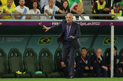 Brazil's coach #00 Tite shouts instructions to his players from the touchline during the Qatar 2022 World Cup quarter-final football match between Croatia and Brazil at Education City Stadium in Al-Rayyan, west of Doha, on December 9, 2022. (Photo by Adrian DENNIS / AFP)Editoria: SPOLocal: DohaIndexador: ADRIAN DENNISSecao: soccerFonte: AFPFotógrafo: STF<!-- NICAID(15291258) -->