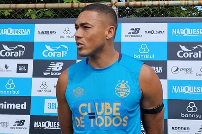 PORTO ALEGRE, 20-01-2025 - Carlos Vinicius concede entrevista no CT do Grêmio<!-- NICAID(16207127) -->