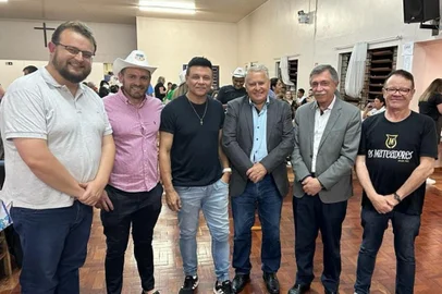Confraternização no salão da Igreja do Desvio Rizzo, com o prefeito Adiló Didomenico (PSDB), presidente da Câmara Zé Dambrós (PSB), secretário de Habitação Wagner Petrini (PSB) e secretário do Meio Ambiente João Uez.<!-- NICAID(15596348) -->