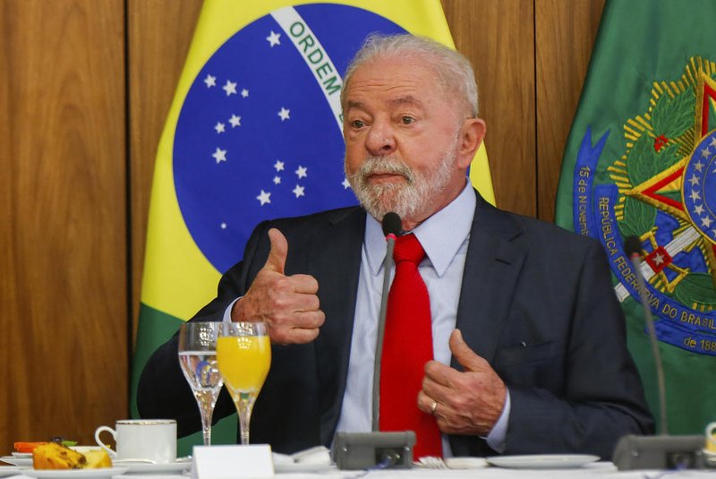 Brazilian President Luiz Inacio Lula da Silva gestures during a breakfast with accredited journalists at the Planalto Palace in Brasilia on January 12, 2023. (Photo by Sergio Lima / AFP)<!-- NICAID(15321791) -->