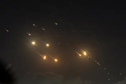 This picture shows projectiles being intercepted by Israel near the northern city of Baqa al-Gharbiya on October 1, 2024. Air raid sirens sounded in central Israel on October 1, the military said, a day after the army launched ground operations into southern Lebanon targeting Hezbollah positions. "Sirens sounded in central Israel," the military said, without providing details of the areas that were affected. (Photo by Ahmad GHARABLI / AFP)Editoria: WARLocal: Baqa al-GharbiyaIndexador: AHMAD GHARABLISecao: conflict (general)Fonte: AFPFotógrafo: STF<!-- NICAID(15880170) -->