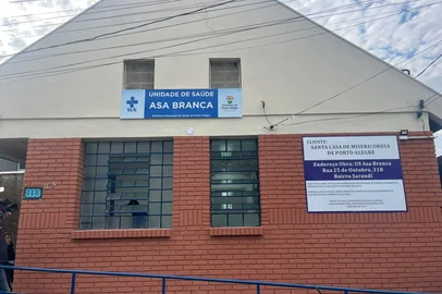 A Unidade Básica de Saúde (UBS) Asa Branca, no bairro Sarandi, zona norte de Porto Alegre, foi reaberta na última sexta-feira (11) após mais de um ano fechada. A estrutura, que foi destruída pela enchente de 2024, passou por obras de reconstrução com custo de mais de R$ 130 mil.<!-- NICAID(16082213) -->