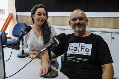 CAXIAS DO SUL, RS, BRASIL. 18-12-2025. Ronaldo e Ketlin Panassol, pai e filha, donos do Café na Bisa e da Kevi marcenaria.<!-- NICAID(16189478) -->
