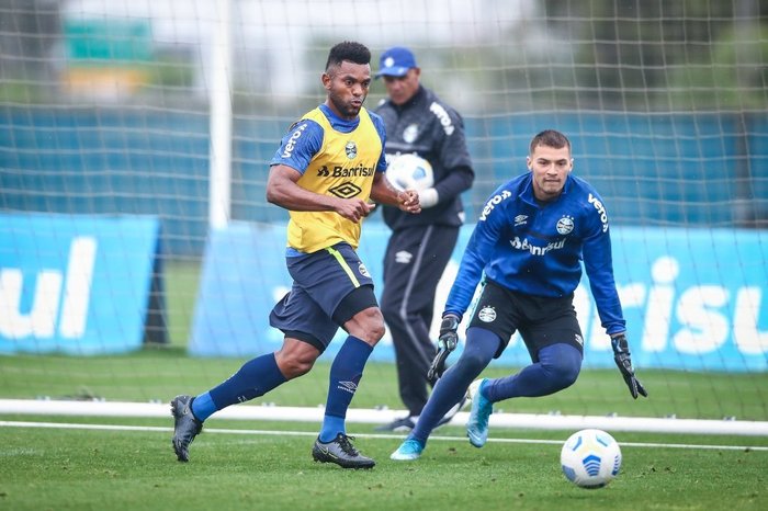 Grêmio retorna aos treinamentos e Felipão busca melhor forma para utilizar Douglas Costa