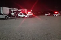 Um homem foi morto a tiros na noite desta quarta-feira (23) em um posto de combustíveis, no bairro Sarandi, na zona norte de Porto Alegre. A ocorrência está em atendimento e a vítima ainda não foi identificada. Conforme a Brigada Militar, o ataque aconteceu por volta das 21h15min, em um estabelecimento da Avenida Assis Brasil.Um veículo teria passado pelo local e efetuado disparos de arma de fogo contra a vítima, que morreu no local.Os criminosos fugiram do local e até o momento ninguém foi preso.A Polícia Civil deve investigar o caso, que inicialmente é tratado como uma possível execução.<!-- NICAID(16372442) -->
