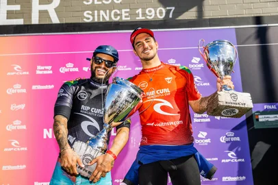 O surfista Italo Ferreira (E) foi campeão em Newcastle, na Austrália, a segunda etapa etapa do Mundial de surfe. O também brasileiro Gabriel Medina (D) foi o vice-campeão.<!-- NICAID(14787155) -->