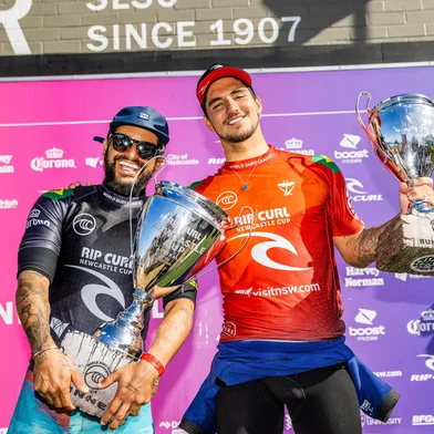 O surfista Italo Ferreira (E) foi campeão em Newcastle, na Austrália, a segunda etapa etapa do Mundial de surfe. O também brasileiro Gabriel Medina (D) foi o vice-campeão.<!-- NICAID(14787155) -->