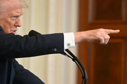 US President Donald Trump speaks during a press conference with British Prime Minister Keir Starmer in the East Room of the White House in Washington, DC, on February 27, 2025. Starmer is meeting Trump to plead for a US backstop to any Ukraine ceasefire, insisting it would be the only way to stop Russia's Vladimir Putin from invading again. Starmer arrived in Washington late Wednesday to build on a visit by French President Emmanuel Macron, amid growing concerns in Europe that the US leader is about to sell Kyiv short in negotiations with Putin. (Photo by Jim WATSON / AFP)Editoria: POLLocal: WashingtonIndexador: JIM WATSONSecao: diplomacyFonte: AFPFotógrafo: STF<!-- NICAID(15985516) -->