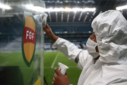 PORTO ALEGRE, RS, BRASIL - 05/08/2020 - GRÊMIO X INTERNACIONAL. Imagens de pré-jogo, com ambiental da Arena antes do Gre-Nal decisivo do segundo turno do Gauchão 2020. Devido à pandemia do coronavírus, partida será realizada sem público, seguindo rigorosos protocolos sanitários. (FOTO: Jefferson Botega/Agência RBS)<!-- NICAID(14561477) -->